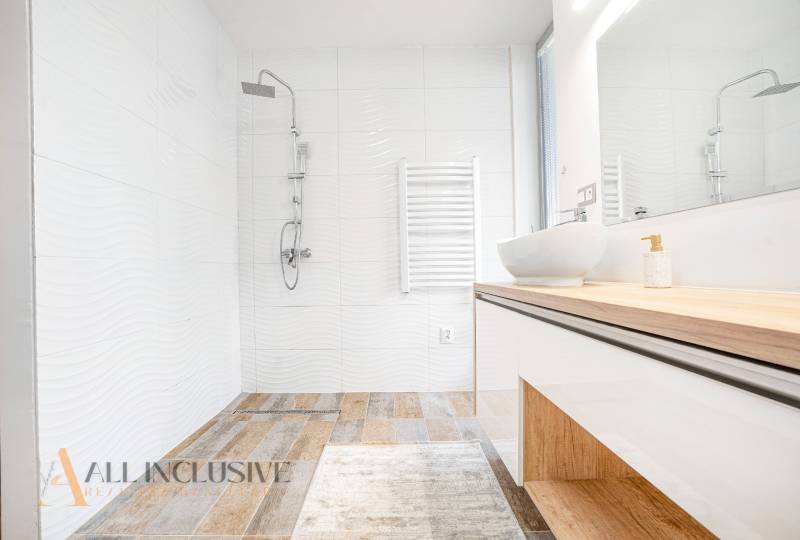 NA PREDAJ NADŠTANDARDNÁ 4-IZB. NOVOSTAVBA, DUN. KLÁTOV - Kúpeľňa v rodinnom dome s umývadlom, sprchou a bielymi obkladačkami.