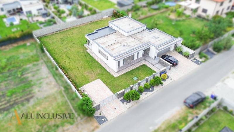 NA PREDAJ NADŠTANDARDNÁ 4-IZB. NOVOSTAVBA, DUN. KLÁTOV - Rodinný dom v Dunajskom Klátove s rozľahlou záhradou, cestou a zaparkovaným autom.