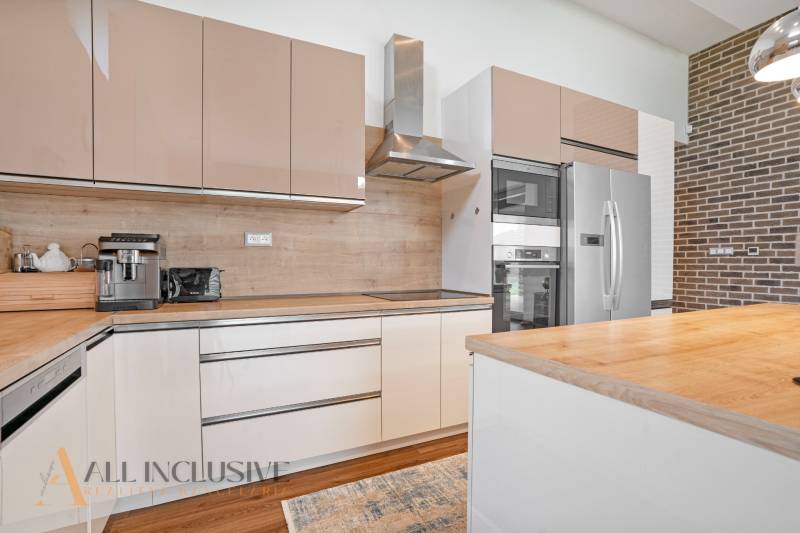 NA PREDAJ NADŠTANDARDNÁ 4-IZB. NOVOSTAVBA, DUN. KLÁTOV - Moderná kuchyňa v rodinnom dome s drevenou pracovnou doskou a spotrebičmi.