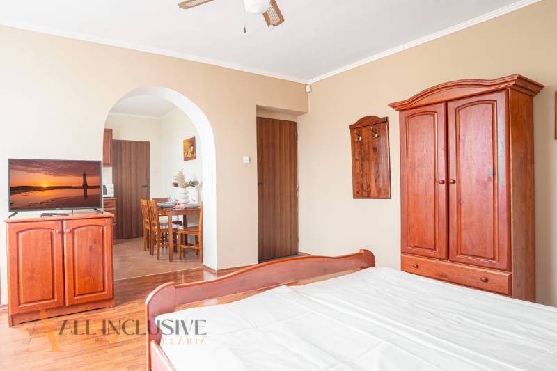 NA PREDAJ PENZIÓN VO VEĽKOM MEDERI – SUNGARDEN - Interiér izby s dreveným nábytkom a televíziou v Hoteloch a penziónoch.