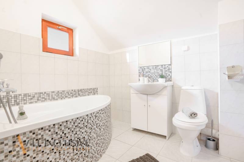 NA PREDAJ PENZIÓN VO VEĽKOM MEDERI – SUNGARDEN - Kúpeľňa s vaňou a umývadlom v Hoteloch a penziónoch, svetlé obklady, minimalistický štýl.