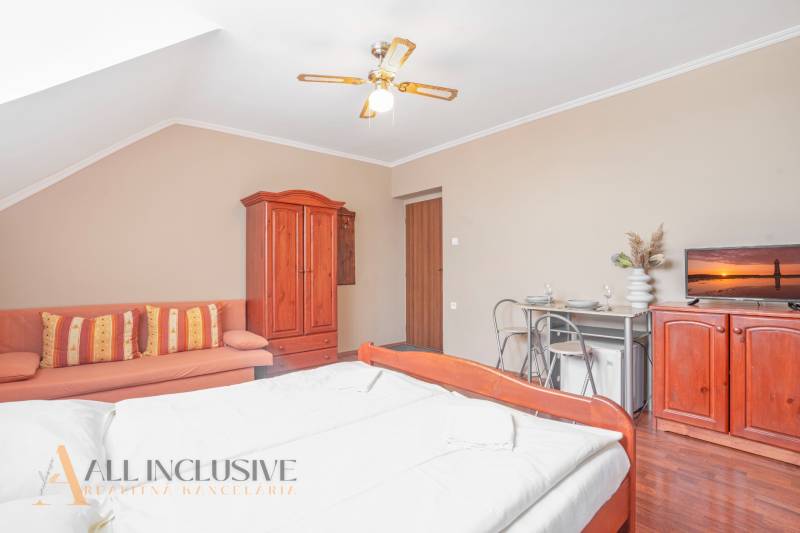 NA PREDAJ PENZIÓN VO VEĽKOM MEDERI – SUNGARDEN - Izba v hoteloch a penziónoch s dreveným nábytkom, televízorom a sedačkou.