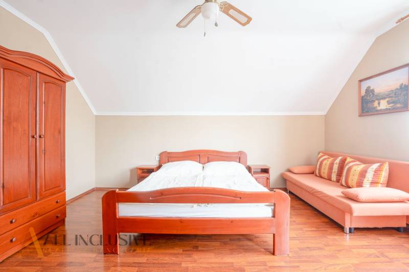 NA PREDAJ PENZIÓN VO VEĽKOM MEDERI – SUNGARDEN - Svetlá izba v Hoteloch a penziónoch s dreveným nábytkom a pohovkou.