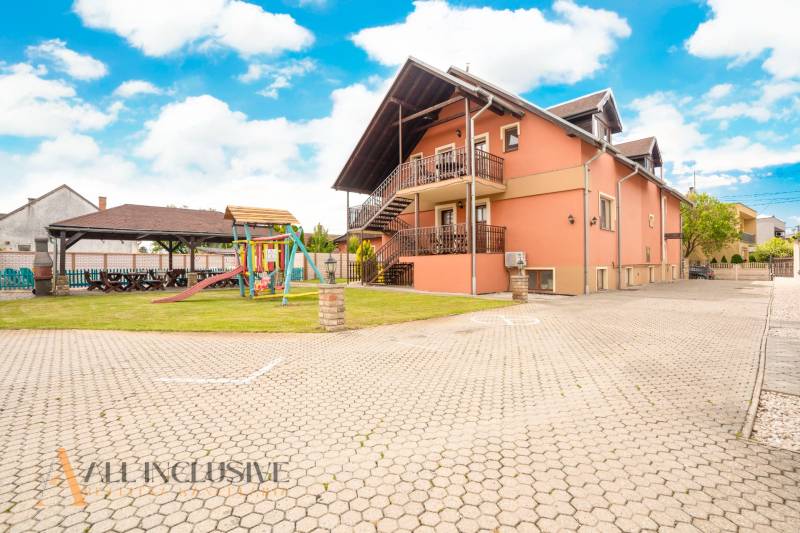 NA PREDAJ PENZIÓN VO VEĽKOM MEDERI – SUNGARDEN - Exteriér Hotely a penzióny vo Veľkom Mederi s detským ihriskom a altánkom.
