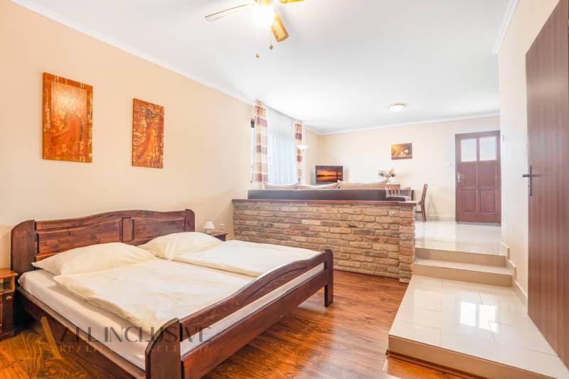 NA PREDAJ PENZIÓN VO VEĽKOM MEDERI – SUNGARDEN - Izba v hoteloch a penziónoch s rustikálnym nábytkom, drevenou podlahou a tehlovým dekorom.