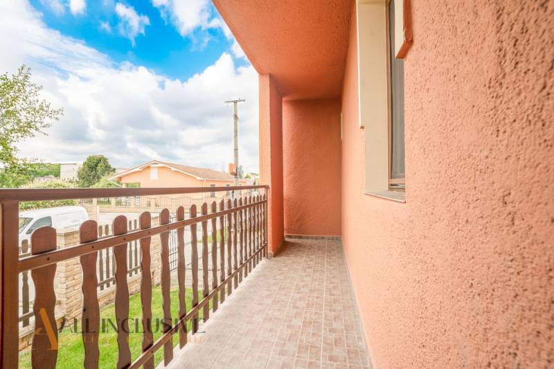 NA PREDAJ PENZIÓN VO VEĽKOM MEDERI – SUNGARDEN - Balkón v Hoteloch a penziónoch vo Veľkom Mederi s výhľadom na okolitú architektúru.