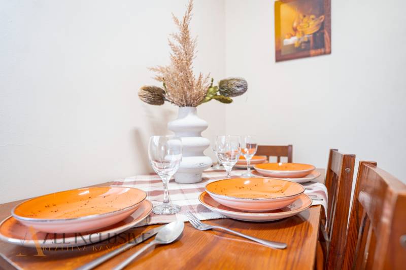 NA PREDAJ PENZIÓN VO VEĽKOM MEDERI – SUNGARDEN - Stôl s prestieraním, keramickými taniermi, pohármi a dekoráciou v hoteloch a penziónoch.