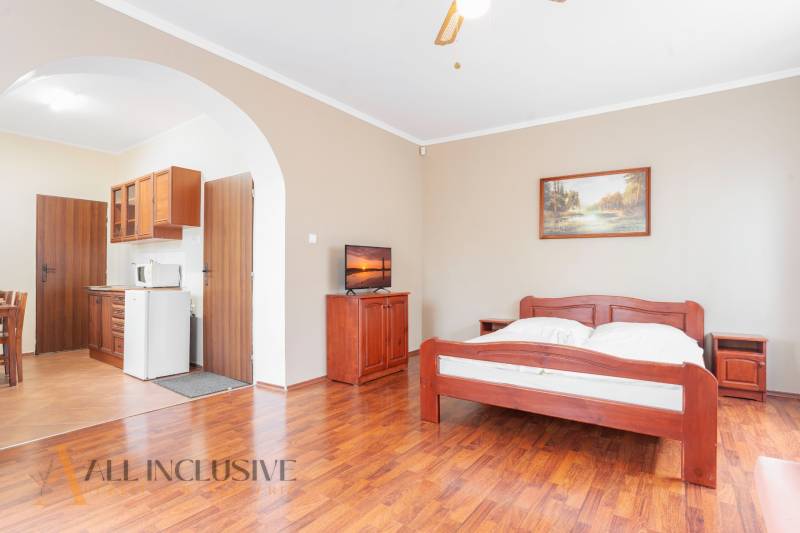 NA PREDAJ PENZIÓN VO VEĽKOM MEDERI – SUNGARDEN - Izba s drevenou posteľou, kuchynkou a televízorom v Hoteloch a penziónoch.