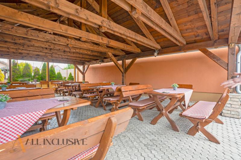 NA PREDAJ PENZIÓN VO VEĽKOM MEDERI – SUNGARDEN - Drevená terasa s lavicami v Hoteloch a penziónoch vo Veľkom Mederi.