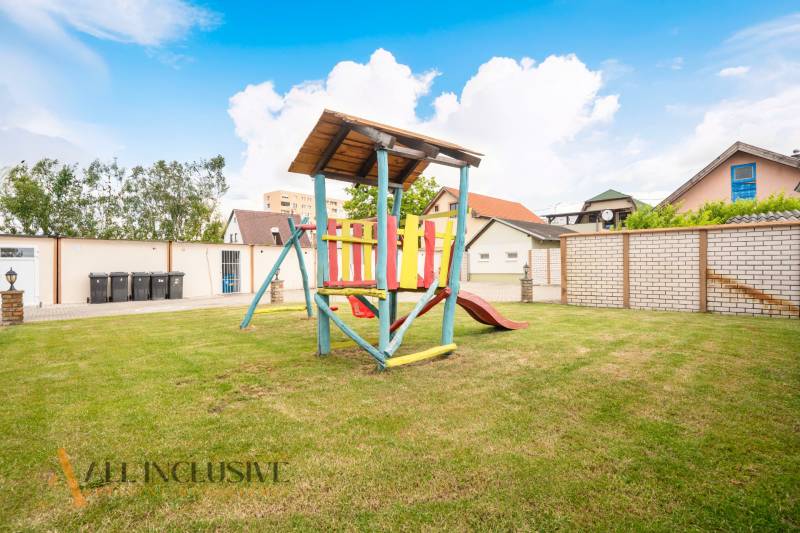 NA PREDAJ PENZIÓN VO VEĽKOM MEDERI – SUNGARDEN - Detské ihrisko s drevenou konštrukciou v areáli hotelov a penziónov Veľkého Medera.