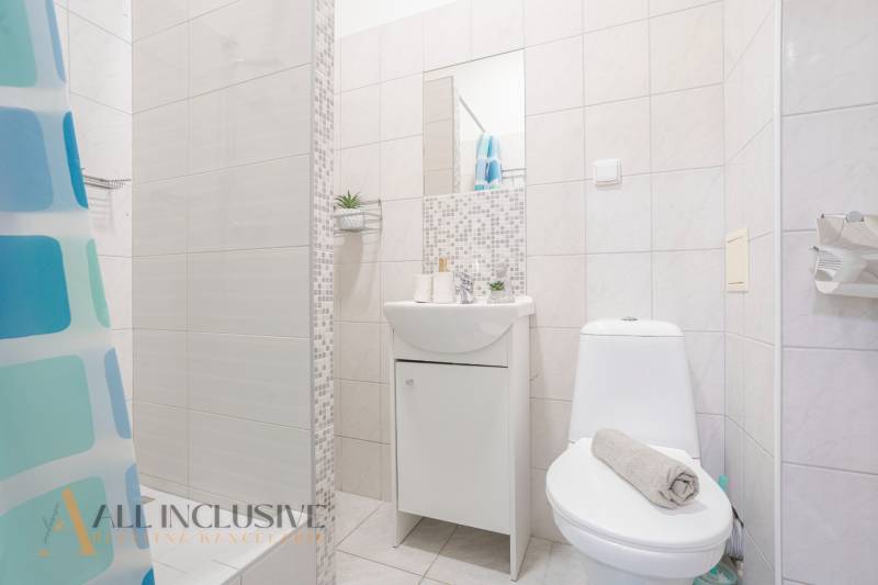 NA PREDAJ PENZIÓN VO VEĽKOM MEDERI – SUNGARDEN - Kúpeľňa so sprchou, umývadlom a toaletou, typická pre hotely a penzióny.