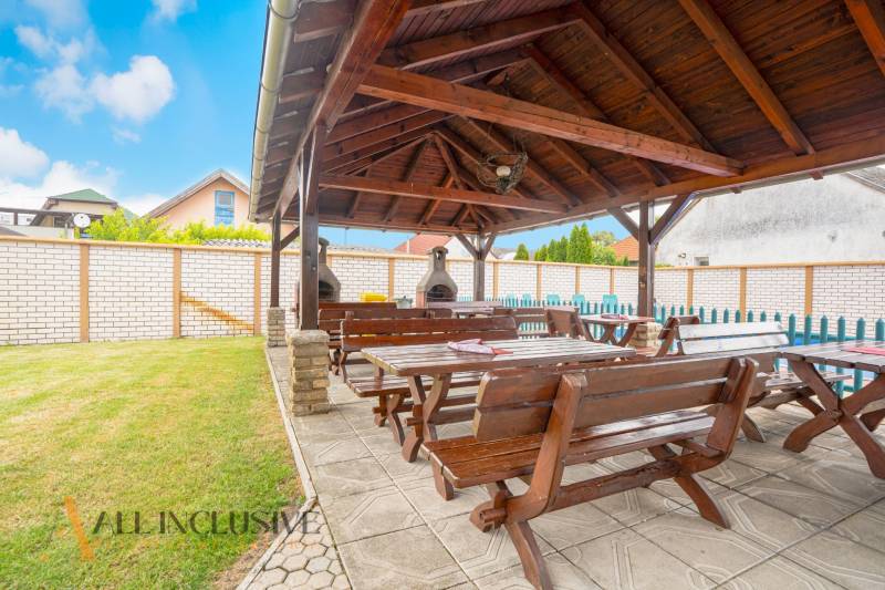 NA PREDAJ PENZIÓN VO VEĽKOM MEDERI – SUNGARDEN - Záhrada v Hotely a penzióny vo Veľkom Mederi s altánkom a dreveným sedením.