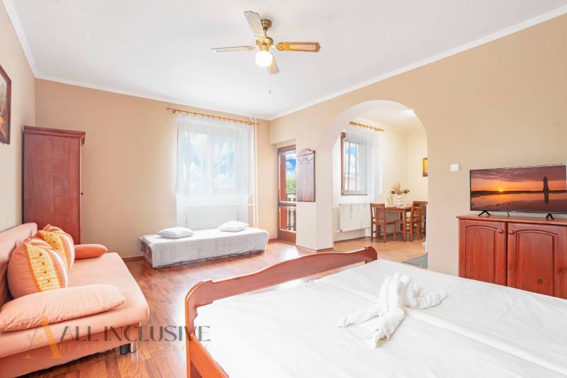 NA PREDAJ PENZIÓN VO VEĽKOM MEDERI – SUNGARDEN - Pokoj v hoteli a penzióne s posteľou, sedačkou a jedálenským sedením.