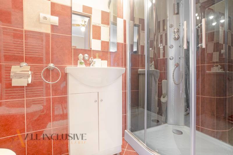 NA PREDAJ PENZIÓN VO VEĽKOM MEDERI – SUNGARDEN - Kúpeľňa v Hoteloch a penziónoch s červenými obkladačkami a sprchovým kútom.