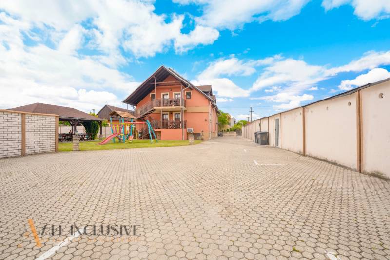 NA PREDAJ PENZIÓN VO VEĽKOM MEDERI – SUNGARDEN - Exteriér Hotely a penzióny vo Veľkom Mederi s detským ihriskom a parkoviskom.