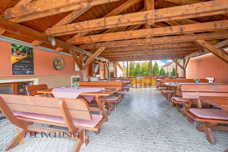 NA PREDAJ PENZIÓN VO VEĽKOM MEDERI – SUNGARDEN - Drevený altánok s lavičkami a stolmi v Hoteloch a penziónoch vo Veľkom Mederi.