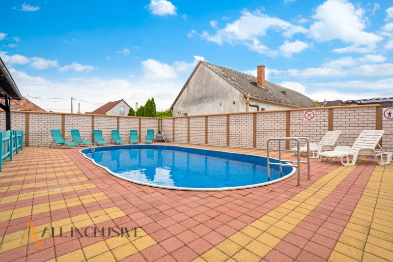 NA PREDAJ PENZIÓN VO VEĽKOM MEDERI – SUNGARDEN - Bazén s ležadlami vo Veľkom Mederi, ideálny pre návštevníkov hotelov a penziónov.
