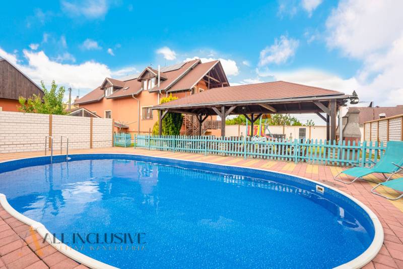 NA PREDAJ PENZIÓN VO VEĽKOM MEDERI – SUNGARDEN - V Hoteloch a penziónoch vo Veľkom Mederi je bazén s terasou a altánkom.