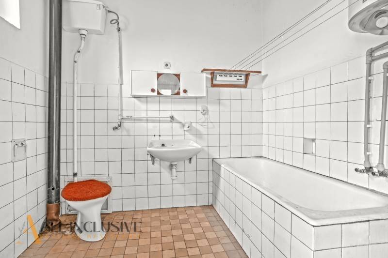 REZERVOVANÉ 4-IZBOVÝ RODINNÝ DOM, TOPOĽNÍKY - Kúpeľňa s kachličkami a zariadením v rodinnom dome.