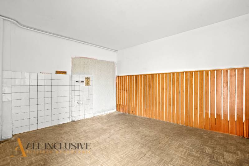 REZERVOVANÉ 4-IZBOVÝ RODINNÝ DOM, TOPOĽNÍKY - Interiér rodinného domu s podlahou s dreveným dekorom a obloženou stenou.