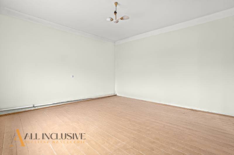 REZERVOVANÉ 4-IZBOVÝ RODINNÝ DOM, TOPOĽNÍKY - Interiér v Rodinnom dome s podlahou s dreveným dekorom a jednoduchým osvetlením.