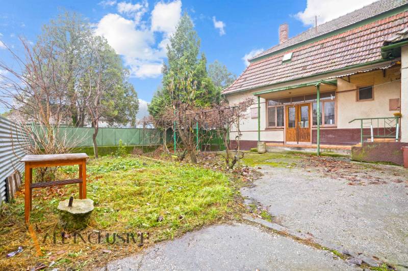 REZERVOVANÉ 4-IZBOVÝ RODINNÝ DOM, TOPOĽNÍKY - Rodinný dom v Topoľníkoch s upraveným dvorom, dreveným stolíkom a záhradou.