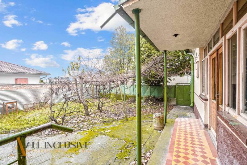 REZERVOVANÉ 4-IZBOVÝ RODINNÝ DOM, TOPOĽNÍKY - Záhrada s vinicou pri rodinnom dome v Topoľníkoch s farebnou dlážkou na terase.