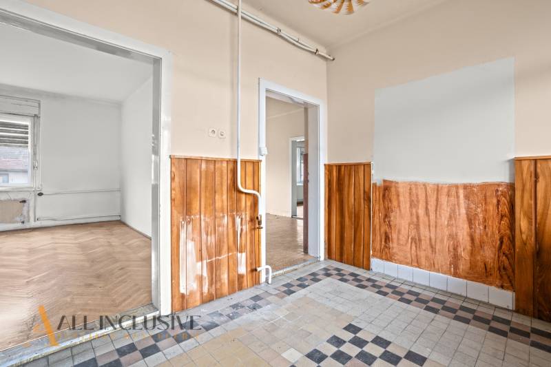 REZERVOVANÉ 4-IZBOVÝ RODINNÝ DOM, TOPOĽNÍKY - Interiér rodinného domu s mozaikovou dlažbou a stenami s dreveným obkladom.