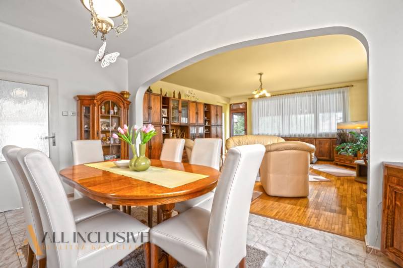 NA PREDAJ APARTMÁNOVÝ DOM VO VEĽKOM MEDERI - Jedáleň a obývačka v Hotelov a penziónov s podlahou s dreveným dekorom a pohodlným sedením.