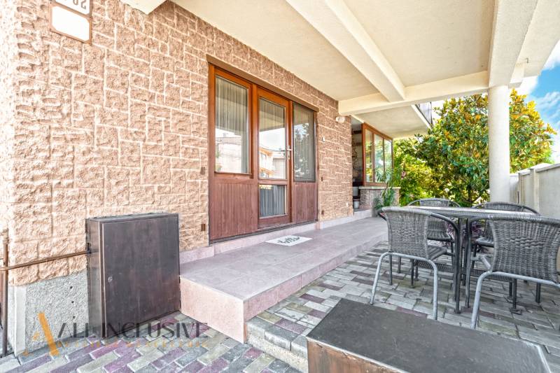 NA PREDAJ APARTMÁNOVÝ DOM VO VEĽKOM MEDERI - V Hoteloch a penziónoch vo Veľkom Mederi nájdete terasu so stoličkami vedľa domu.