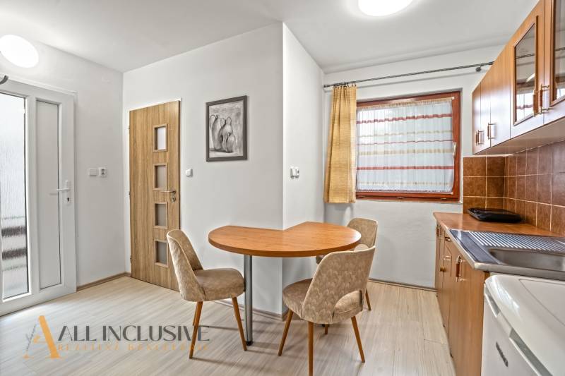 NA PREDAJ APARTMÁNOVÝ DOM VO VEĽKOM MEDERI - Kuchyňa s jedálenským stolom, podlaha s dreveným dekorom, Hotely a penzióny.