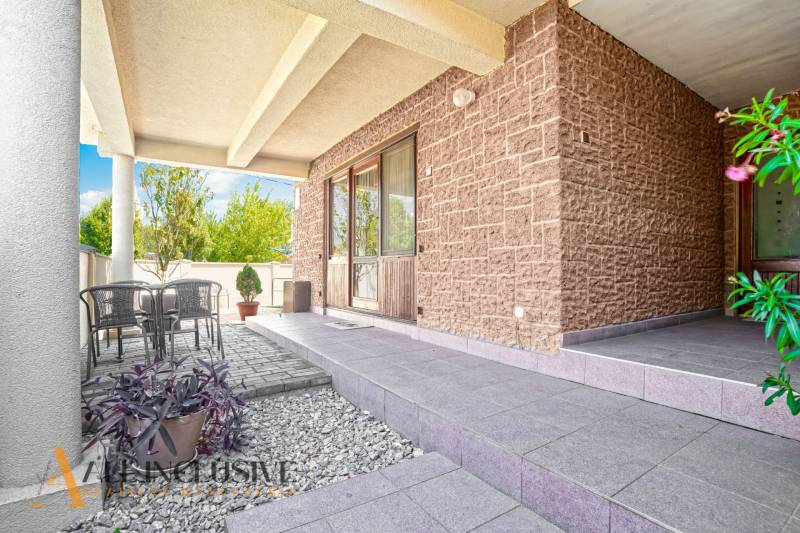 NA PREDAJ APARTMÁNOVÝ DOM VO VEĽKOM MEDERI - Terasa s posedením a kamenným obložením pri Hoteloch a penziónoch vo Veľkom Mederi.