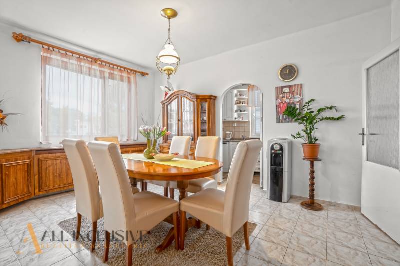 NA PREDAJ APARTMÁNOVÝ DOM VO VEĽKOM MEDERI - Jedáleň s dreveným nábytkom, svetlými stoličkami a dekoratívnou rastlinou v Hoteloch a penziónoch.