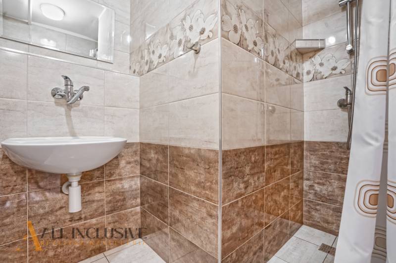 NA PREDAJ APARTMÁNOVÝ DOM VO VEĽKOM MEDERI - Kúpeľňa s umývadlom a sprchovým kútom v hoteloch a penziónoch, kachličková dekorácia.