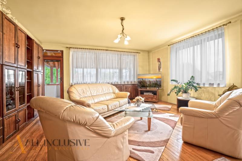 NA PREDAJ APARTMÁNOVÝ DOM VO VEĽKOM MEDERI - Interiér s krémovým nábytkom, podlahou s dreveným dekorom a skleneným stolom v Hotely a penzióny.