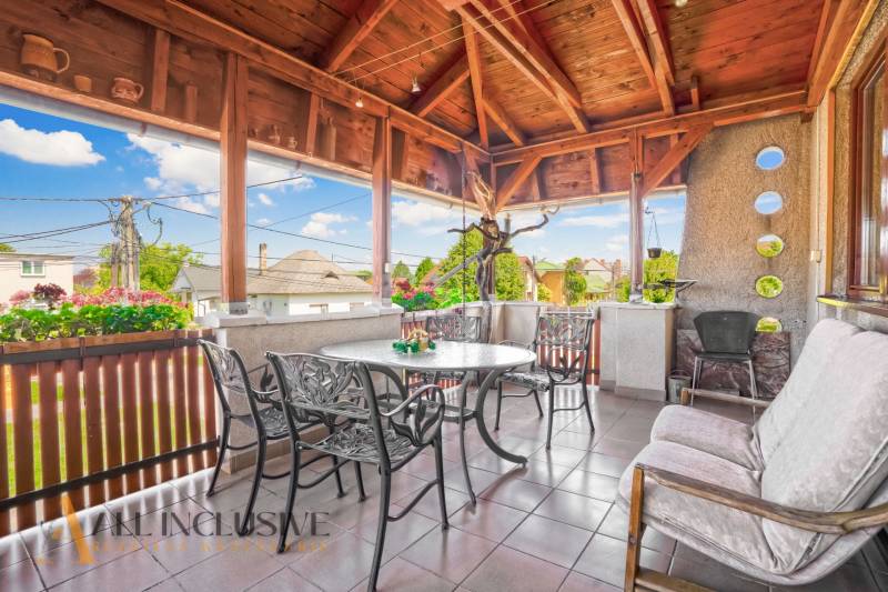 NA PREDAJ APARTMÁNOVÝ DOM VO VEĽKOM MEDERI - Priestranná terasa v hoteloch a penziónoch s kovovým stolom a dekoratívnym prestrešením.