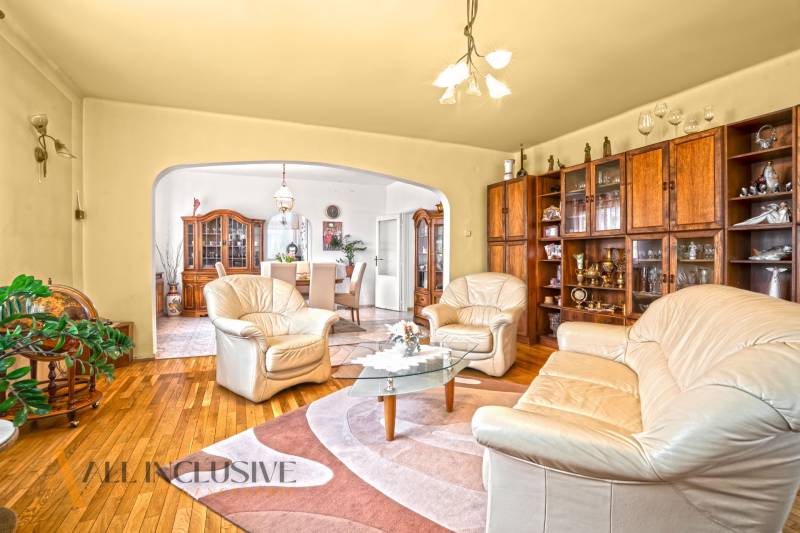 NA PREDAJ APARTMÁNOVÝ DOM VO VEĽKOM MEDERI - Obývačka v hoteloch a penziónoch s béžovou sedacou súpravou a podlahou s dreveným dekorom.