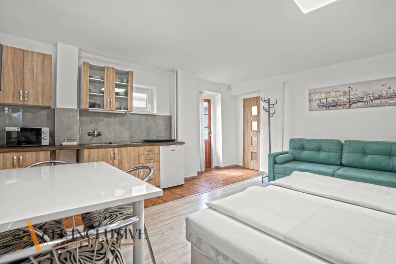 NA PREDAJ APARTMÁNOVÝ DOM VO VEĽKOM MEDERI - Kuchynský kút so sedačkou a dvojposteľou, podlaha s dreveným dekorom. Hotely a penzióny.