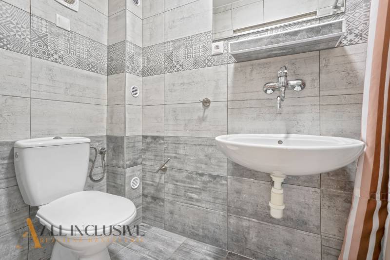 NA PREDAJ APARTMÁNOVÝ DOM VO VEĽKOM MEDERI - Kúpeľňa s keramickými obkladmi, umývadlom a toaletou v hoteloch a penziónoch.