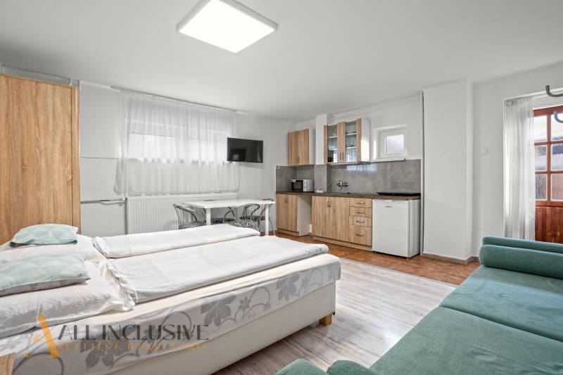 NA PREDAJ APARTMÁNOVÝ DOM VO VEĽKOM MEDERI - Izba s kuchynským kútom, podlahou s dreveným dekorom a pohodlným sedením v Hoteloch a penziónoch.