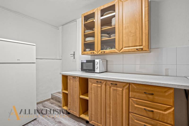 NA PREDAJ APARTMÁNOVÝ DOM VO VEĽKOM MEDERI - Kuchynská linka v hoteloch a penziónoch s mikrovlnnou rúrou a podlahou s dreveným dekorom.