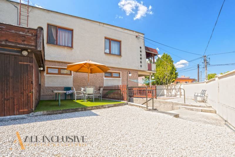 NA PREDAJ APARTMÁNOVÝ DOM VO VEĽKOM MEDERI - Dvor s vonkajším posedením v Hoteloch a penziónoch vo Veľkom Mederi.