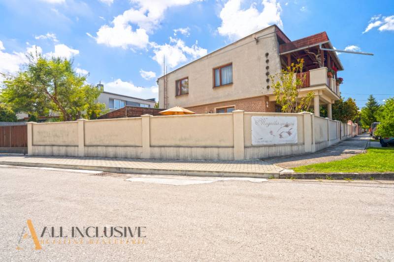 NA PREDAJ APARTMÁNOVÝ DOM VO VEĽKOM MEDERI - Exteriér budovy s plotom v meste Veľký Meder, vhodné pre hotely a penzióny.