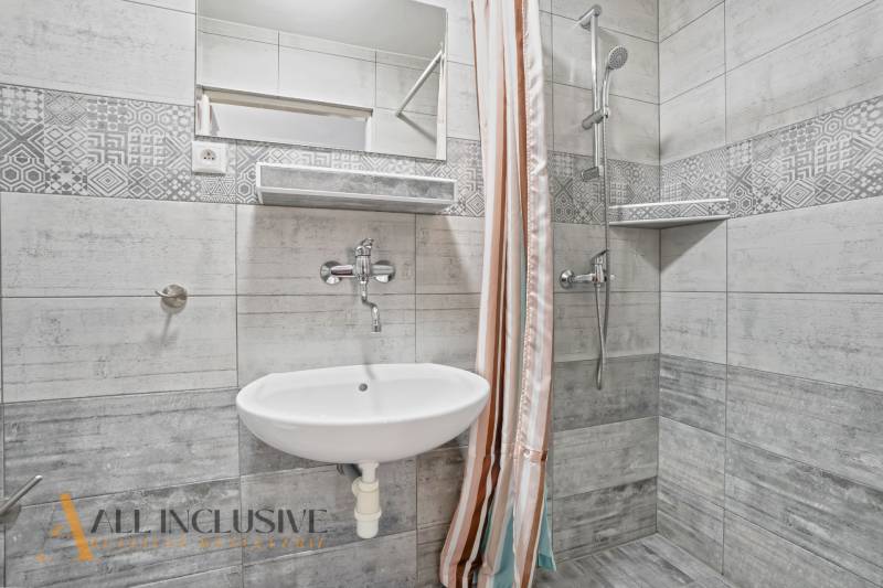 NA PREDAJ APARTMÁNOVÝ DOM VO VEĽKOM MEDERI - Kúpeľňa s umývadlom, sprchou a dekoračnými dlaždicami v hoteloch a penziónoch.