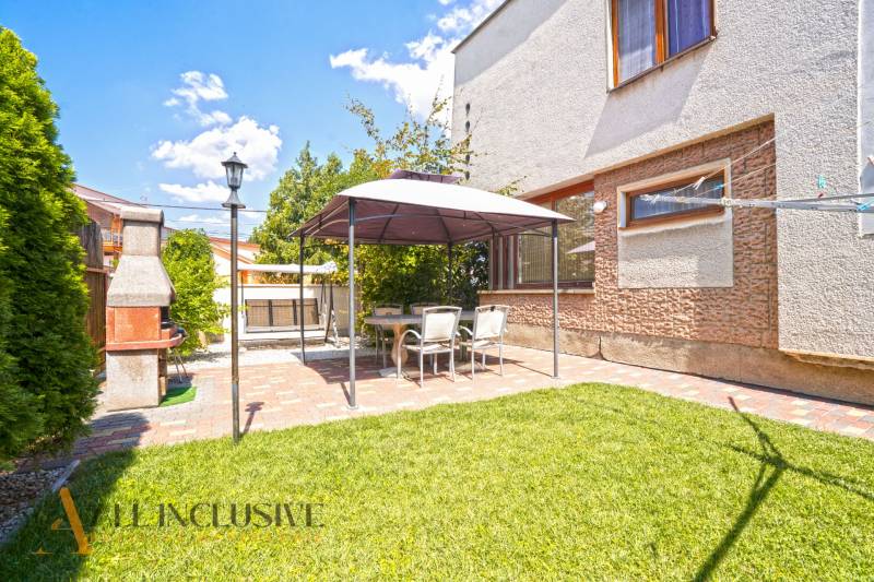 NA PREDAJ APARTMÁNOVÝ DOM VO VEĽKOM MEDERI - Záhrada s altánkom a grilom v Hoteloch a penziónoch vo Veľkom Mederi.