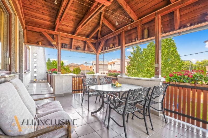 NA PREDAJ APARTMÁNOVÝ DOM VO VEĽKOM MEDERI - Zastrešená terasa s pohľadom na záhradu v Hoteloch a penziónoch vo Veľkom Mederi.