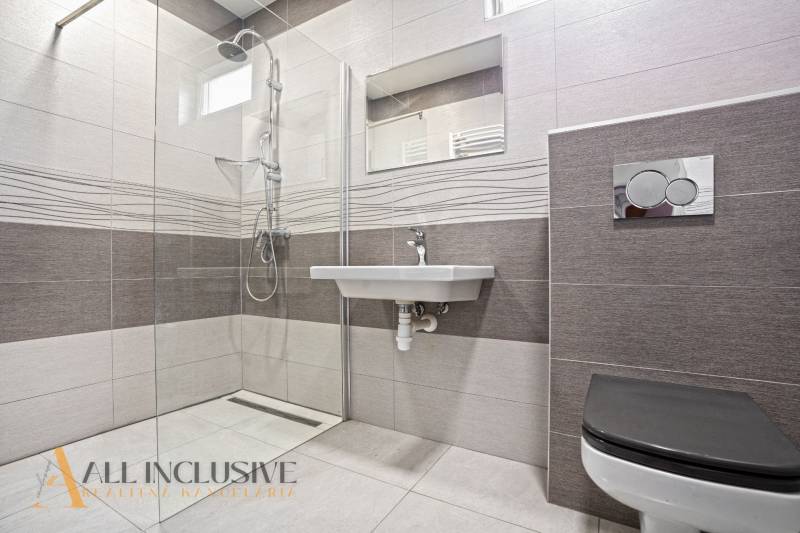 NA PREDAJ APARTMÁNOVÝ DOM VO VEĽKOM MEDERI - Kúpeľňa s preskleným sprchovacím kútom a umývadlom v Hoteloch a penziónoch.