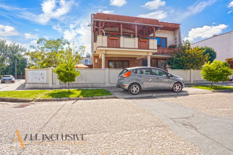 NA PREDAJ APARTMÁNOVÝ DOM VO VEĽKOM MEDERI - Dvojpodlažný dom s drevenými balkónmi, zaparkované auto, Veľký Meder Hotely a penzióny.