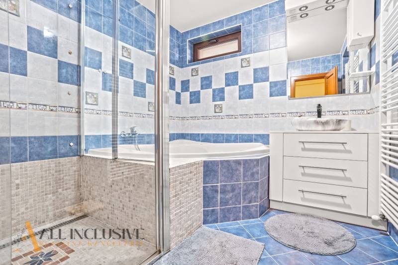 NA PREDAJ 6-IZBOVÝ POSCH. RODINNÝ DOM, HORNÉ SALIBY - Kúpeľňa v rodinnom dome s modro-bielymi dlaždicami, umývadlom a sprchovým kútom.