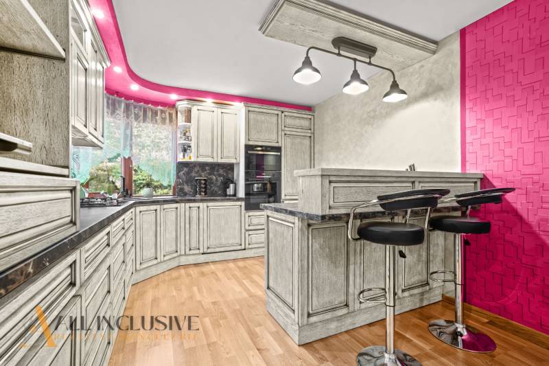 NA PREDAJ 6-IZBOVÝ POSCH. RODINNÝ DOM, HORNÉ SALIBY - Kuchyňa v rodinnom dome s podlahou s dreveným dekorom a výraznými farebnými stenami.